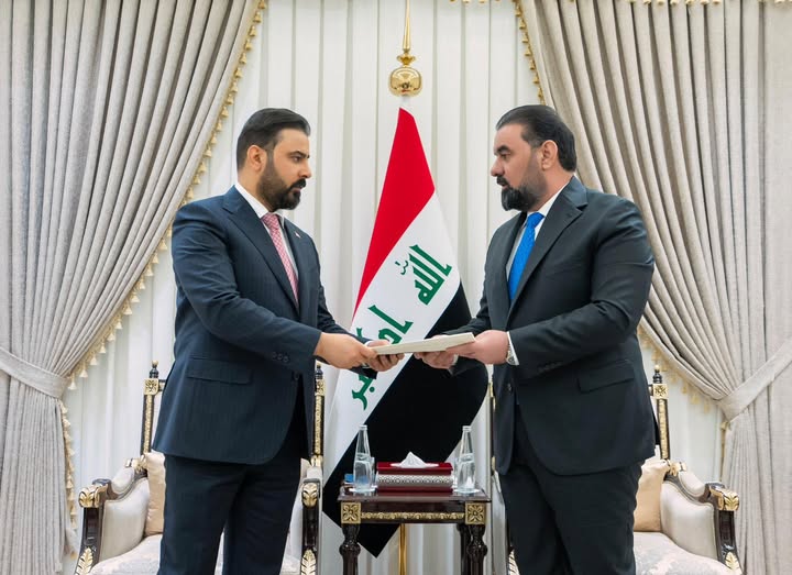 رئيس الوزراء المكلف يقدم المنهاج الوزاري إلى رئيس مجلس النواب